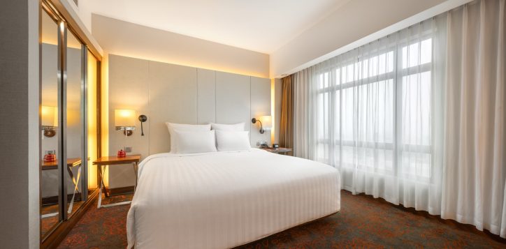 deluxe-suite-bedroom-2