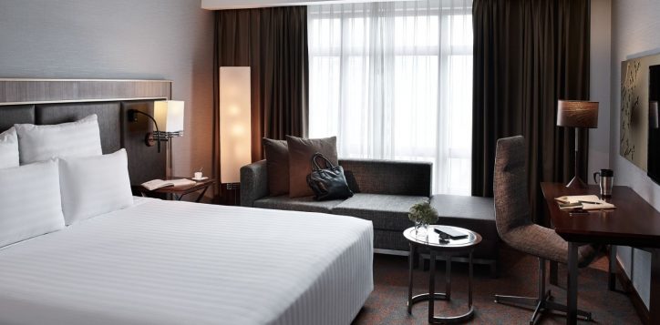 01-deluxe-executive-king-bed-2