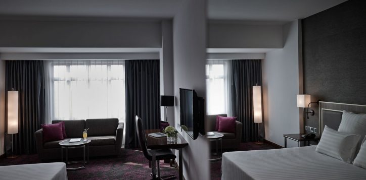 02-deluxe-room-king-bed-3