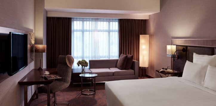03-deluxe-room-king-bed-2-2