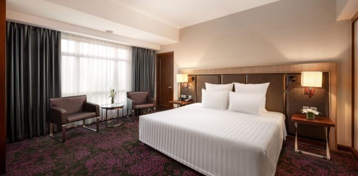 06-deluxe-suites-bedroom-2